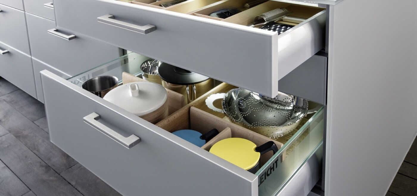 Mit dem Grauton der Küchenfronten harmoniert die Innenorganisation der Schubkästen und Auszüge aus massivem Buchenholz besonders schön. Mit dem Grauton der Küchenfronten harmoniert die Innenorganisation der Schubkästen und Auszüge aus massivem Buchenholz besonders schön.