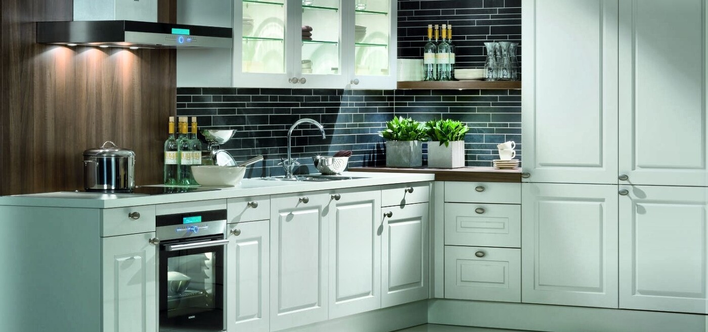 Weiße Landhausküche in L-Form vergrößert bei Klick! (Bildquelle: Pronorm) Weiße Landhausküche in L-Form vergrößert bei Klick! (Bildquelle: Pronorm)