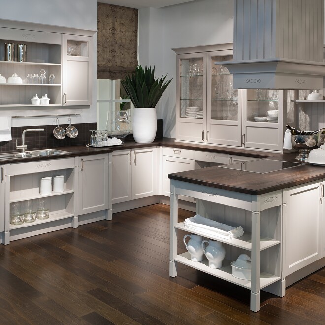 Weiße Wandpaneelen sind charakteristisch für den amerikanischen Country oder Beachhouse Style. Weiße Wandpaneelen sind charakteristisch für den amerikanischen Country oder Beachhouse Style.