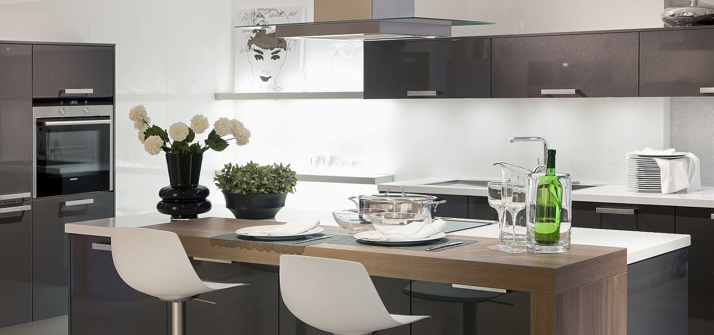 Elegante Inselküche für mindestens 15 Quadratmeter Elegante Inselküche für mindestens 15 Quadratmeter