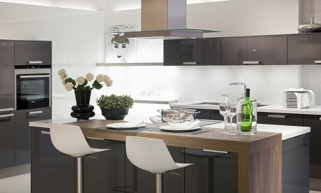 Elegante Inselküche für mindestens 15 Quadratmeter Elegante Inselküche für mindestens 15 Quadratmeter