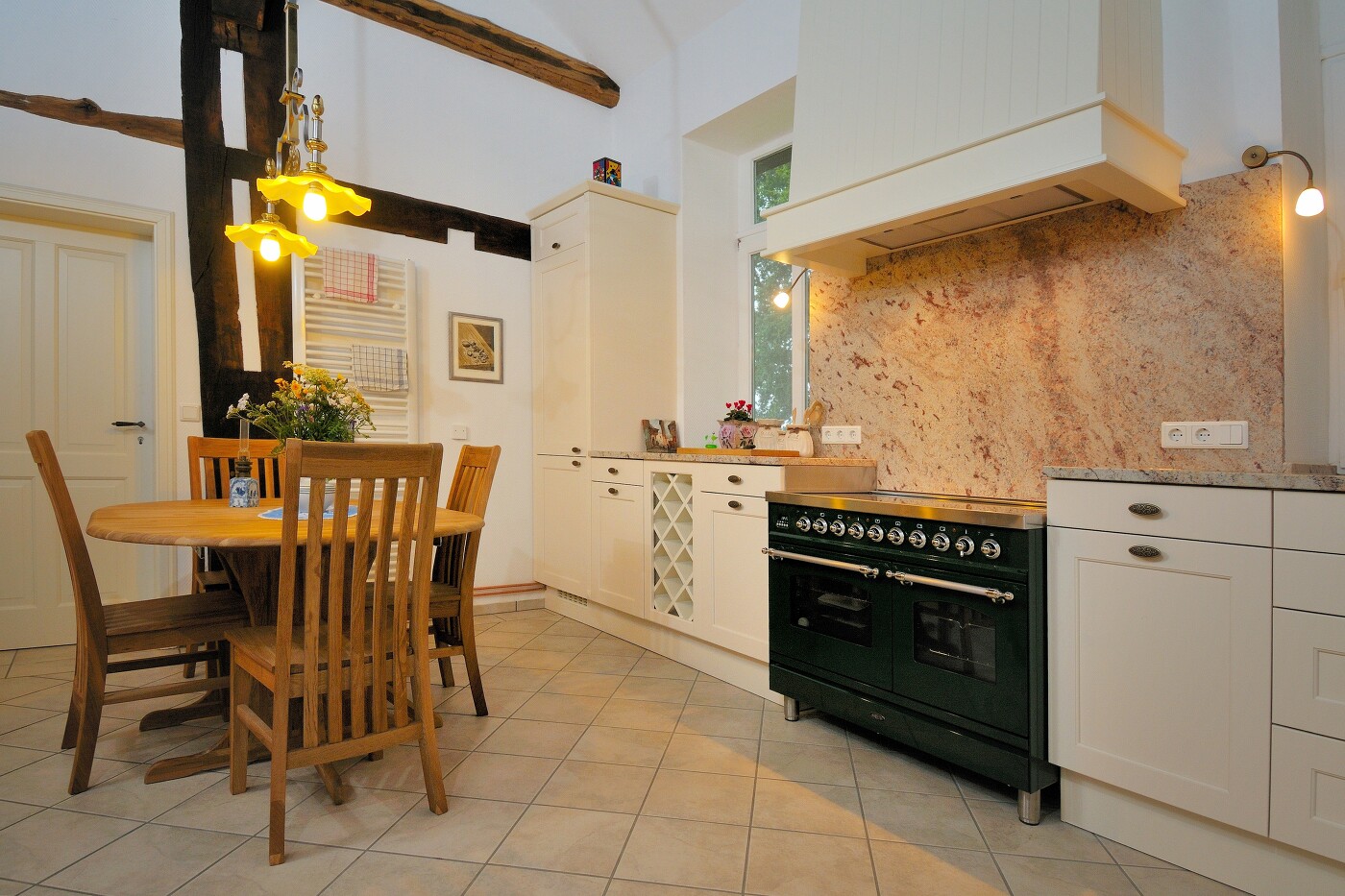 Nostalgischer Rangecooker als Einbauherd in der klassischen Landhausküche Nostalgischer Rangecooker als Einbauherd in der klassischen Landhausküche