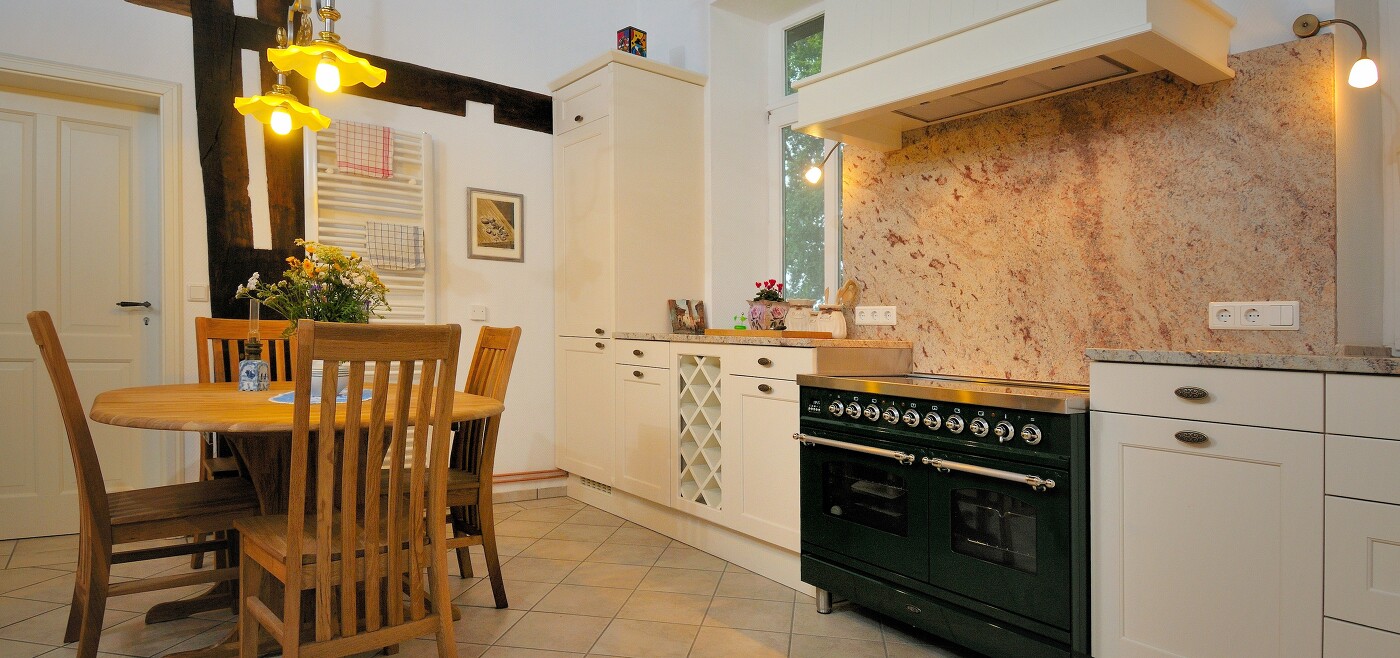 Nostalgischer Rangecooker als Einbauherd in der klassischen Landhausküche Nostalgischer Rangecooker als Einbauherd in der klassischen Landhausküche