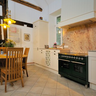 Nostalgischer Rangecooker als Einbauherd in der klassischen Landhausküche Nostalgischer Rangecooker als Einbauherd in der klassischen Landhausküche