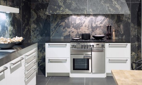 Moderne Variante des Range Cooker in Edelstahl – wunderschön in der modernen weißen Einbauküche Moderne Variante des Range Cooker in Edelstahl – wunderschön in der modernen weißen Einbauküche