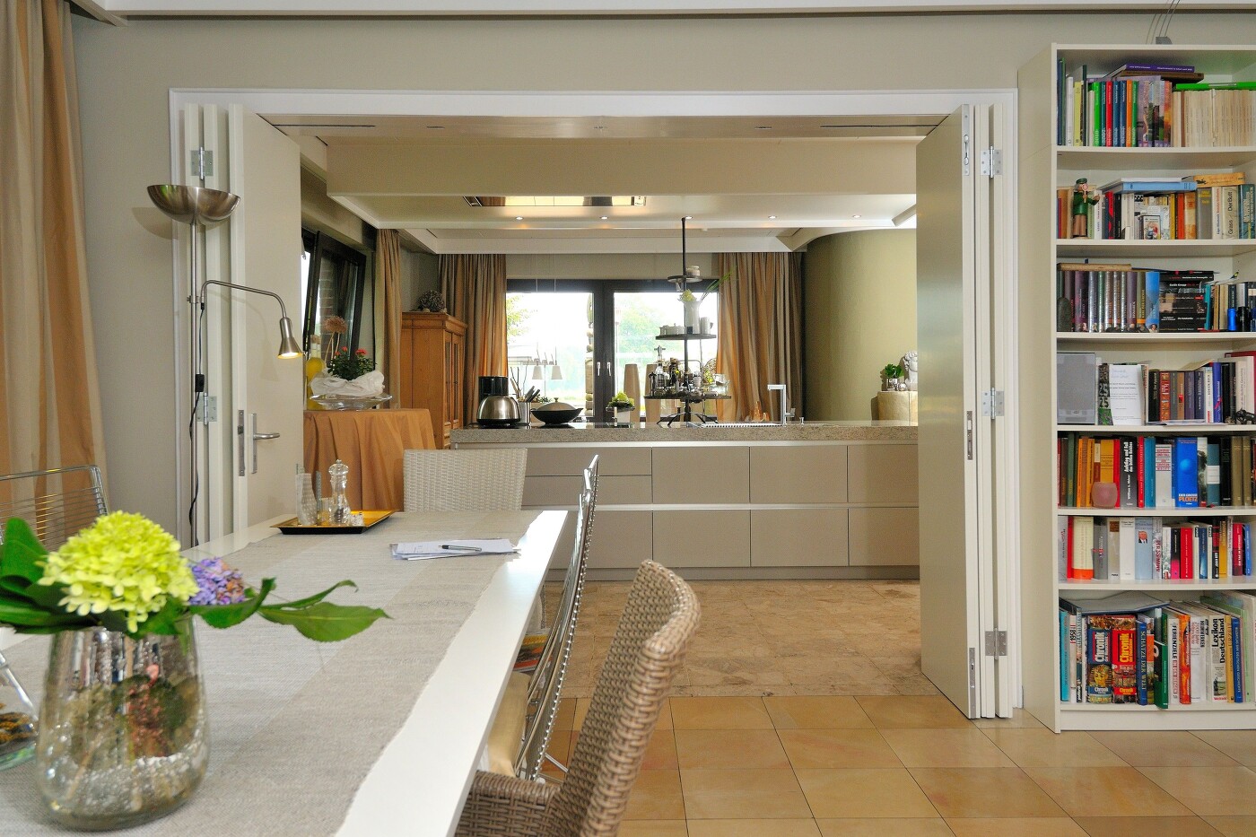 Die lange Tafel, an der alle und alles seinen Platz findet – wer träumt nicht davon? Platz findet sich entweder in oder neben der Küche. Die lange Tafel, an der alle und alles seinen Platz findet – wer träumt nicht davon? Platz findet sich entweder in oder neben der Küche.