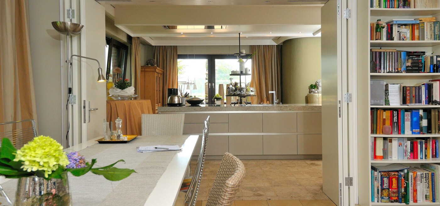 Die lange Tafel, an der alle und alles seinen Platz findet – wer träumt nicht davon? Platz findet sich entweder in oder neben der Küche. Die lange Tafel, an der alle und alles seinen Platz findet – wer träumt nicht davon? Platz findet sich entweder in oder neben der Küche.