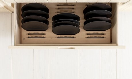 Die schönen Teller griffbereit und stoßfest verstaut: Moderne Schubladeneinsätze machen's möglich. Die schönen Teller griffbereit und stoßfest verstaut: Moderne Schubladeneinsätze machen's möglich.