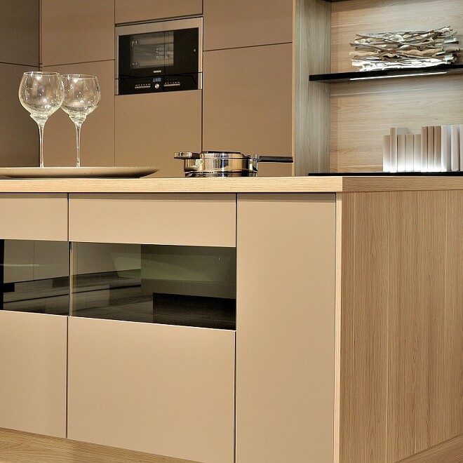 Grifflose Küchentheke mit Teilglasfronten Grifflose Küchentheke mit Teilglasfronten