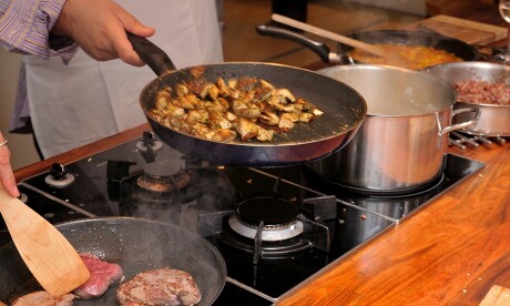 Vorsichtsmaßnahmen sind angebracht: Die Hälfte aller Küchenbrände entsteht am Herd. Vorsichtsmaßnahmen sind angebracht: Die Hälfte aller Küchenbrände entsteht am Herd.