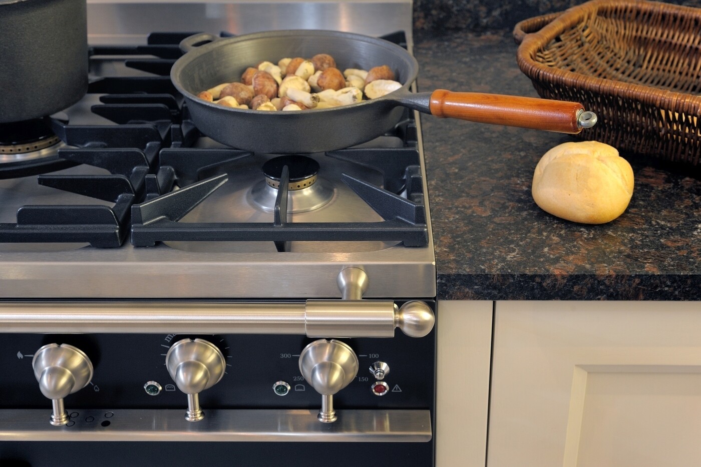 Moderne Herde besitzen eine Inbetriebnahmesperre. So schützen Sie Kinder davor, sich unbeabsichtigt weh zu tun. Moderne Herde besitzen eine Inbetriebnahmesperre. So schützen Sie Kinder davor, sich unbeabsichtigt weh zu tun.