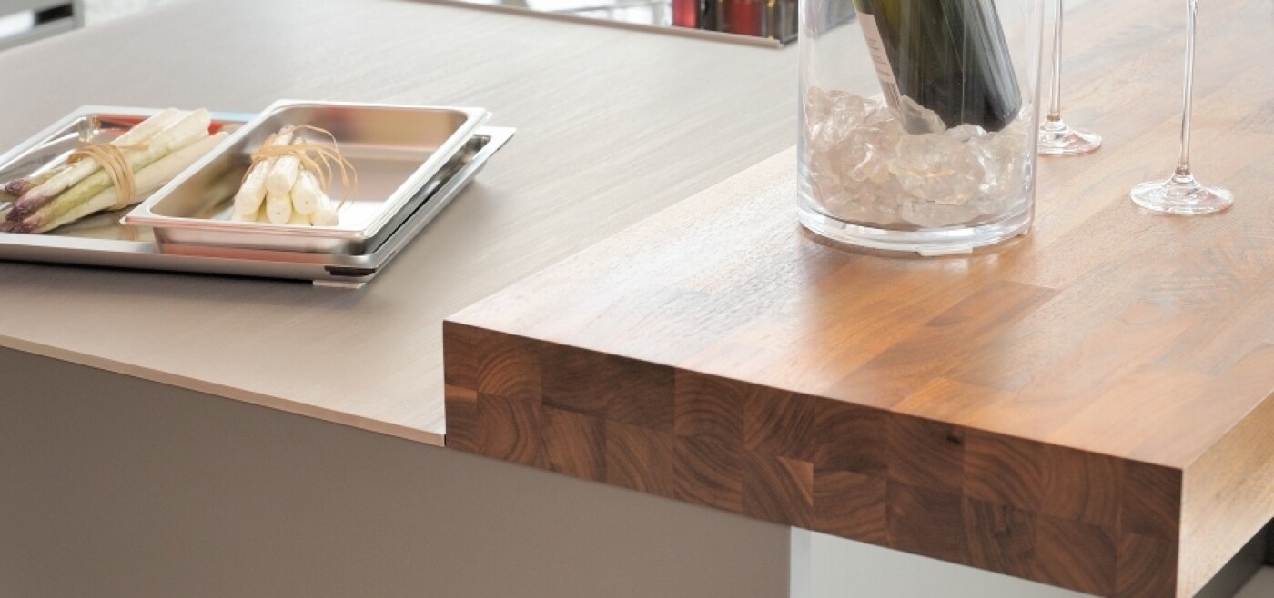 Edles Massivholz, stabgeleimt, als schicker Thekenaufsatz in der Küche Edles Massivholz, stabgeleimt, als schicker Thekenaufsatz in der Küche