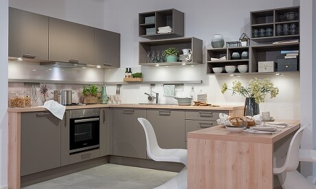 Schöne Ergänzung in der Küche: im gleichen Farbton lackierte Kastenregale sind dekorativ und nützlich. Schöne Ergänzung in der Küche: im gleichen Farbton lackierte Kastenregale sind dekorativ und nützlich.