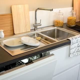 Vollintegrierter Geschirrspüler in der grifflosen Küche: Eine nach hinten abgeschrägte Frontkante sorgt für guten Griff und nicht sichtbare Fingerabdrücke. Vollintegrierter Geschirrspüler in der grifflosen Küche: Eine nach hinten abgeschrägte Frontkante sorgt für guten Griff und nicht sichtbare Fingerabdrücke.