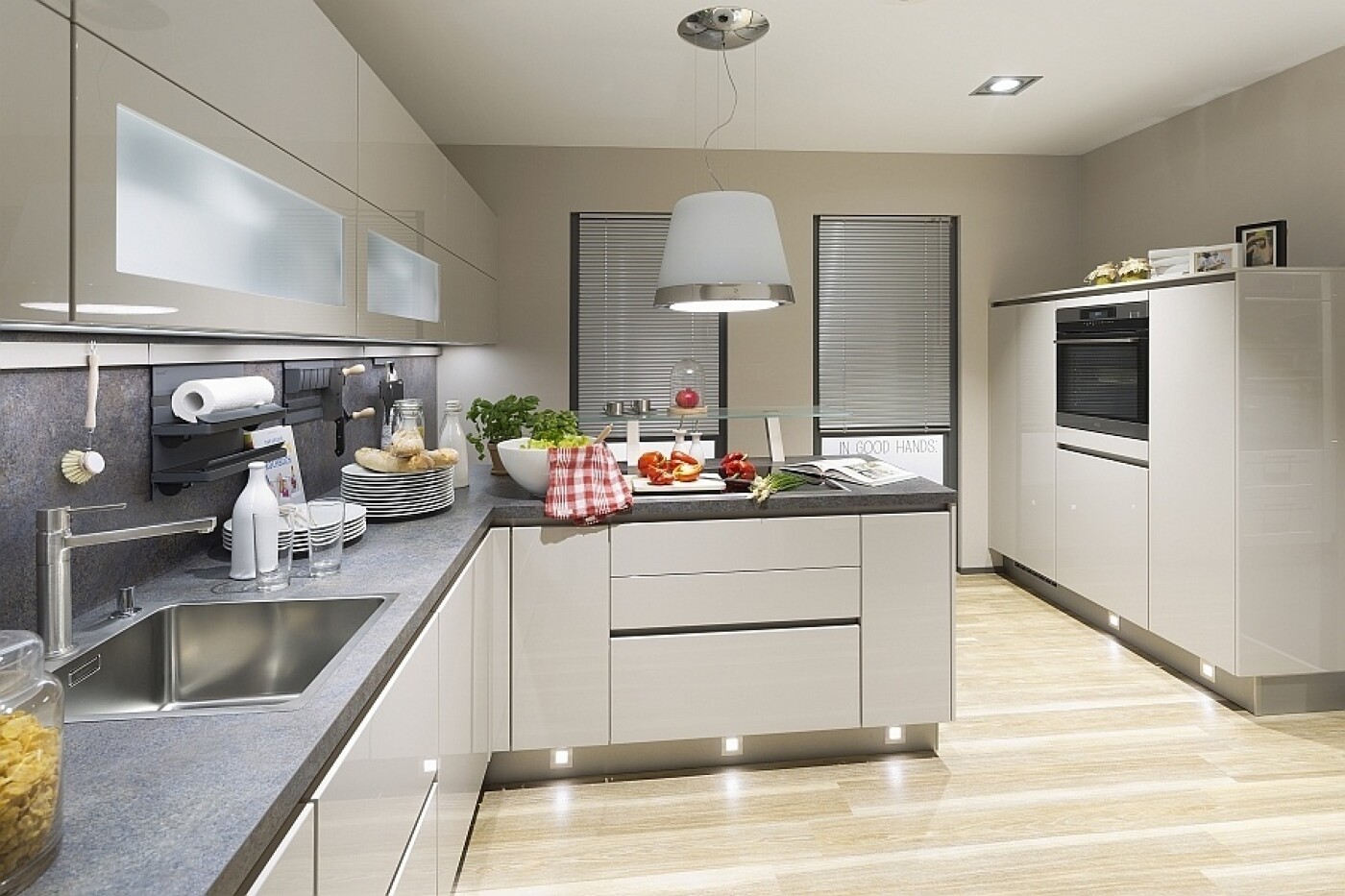 Lichtspots im Küchensockel zaubern an ungewohnten Stellen echte Glanzpunkte in die Küche. Lichtspots im Küchensockel zaubern an ungewohnten Stellen echte Glanzpunkte in die Küche.