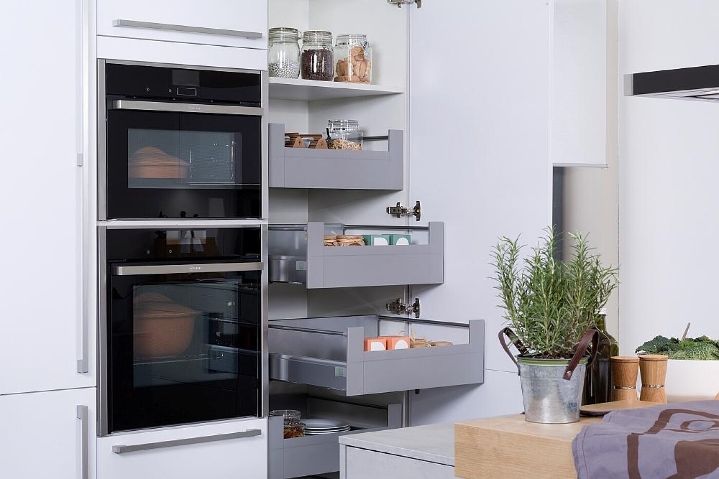 Küchenschrank mit Auszügen und Regalfläche Küchenschrank mit Auszügen und Regalfläche