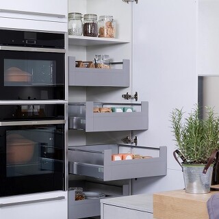 Küchenschrank mit Auszügen und Regalfläche Küchenschrank mit Auszügen und Regalfläche