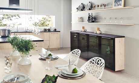 Diese helle moderne Wohnküche (Ballerina) kontrastiert toll mit dem schwebenden Highboard-Glasvitrinenschrank Diese helle moderne Wohnküche (Ballerina) kontrastiert toll mit dem schwebenden Highboard-Glasvitrinenschrank