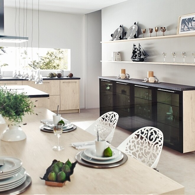 Diese helle moderne Wohnküche (Ballerina) kontrastiert toll mit dem schwebenden Highboard-Glasvitrinenschrank Diese helle moderne Wohnküche (Ballerina) kontrastiert toll mit dem schwebenden Highboard-Glasvitrinenschrank