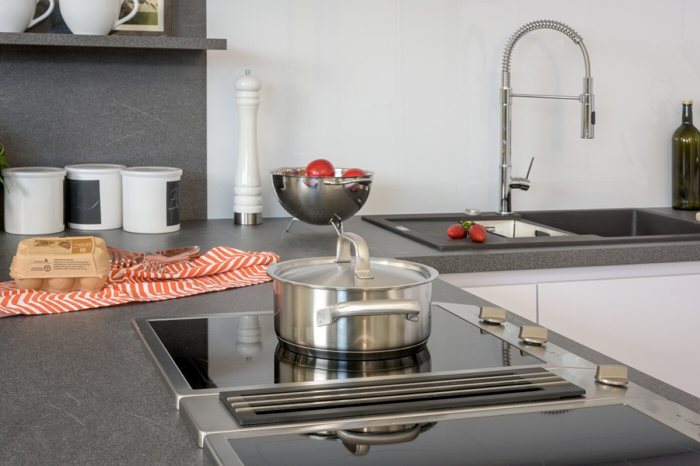 Freie Sicht beim Kochen mit einem Kochfeldabzug in der Herdfläche Freie Sicht beim Kochen mit einem Kochfeldabzug in der Herdfläche