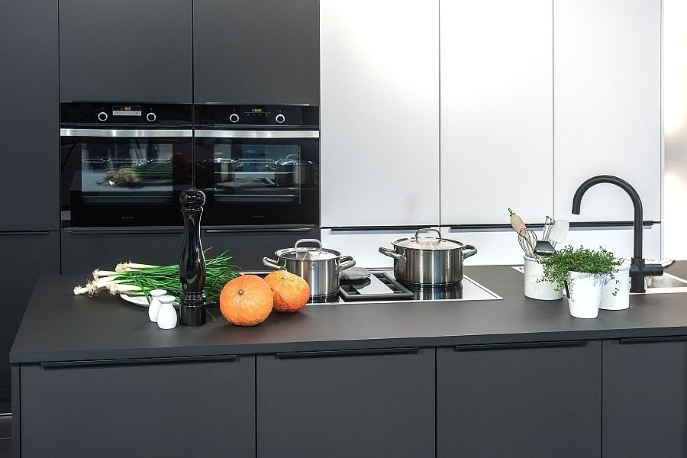 Matt lackierte Küchenfronten machen sich in weißer und dunkler Ausführung gut! Matt lackierte Küchenfronten machen sich in weißer und dunkler Ausführung gut!