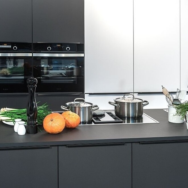 Matt lackierte Küchenfronten machen sich in weißer und dunkler Ausführung gut! Matt lackierte Küchenfronten machen sich in weißer und dunkler Ausführung gut!