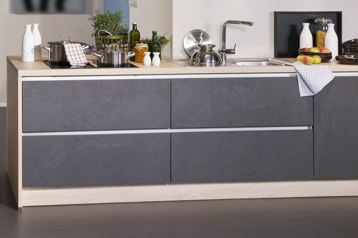 Praktische Küchen-Auszüge mit Fronten im Schiefer-Look. Praktische Küchen-Auszüge mit Fronten im Schiefer-Look.