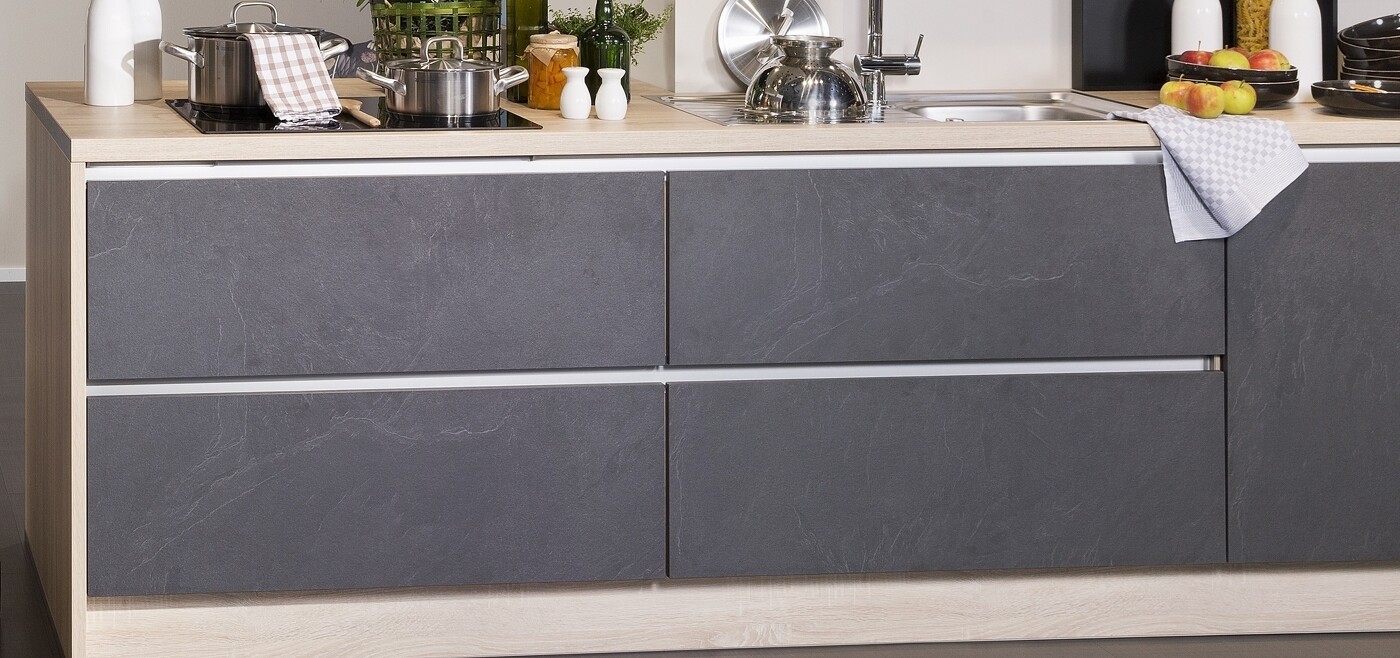 Praktische Küchen-Auszüge mit Fronten im Schiefer-Look. Praktische Küchen-Auszüge mit Fronten im Schiefer-Look.