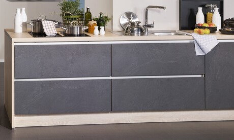 Praktische Küchen-Auszüge mit Fronten im Schiefer-Look. Praktische Küchen-Auszüge mit Fronten im Schiefer-Look.