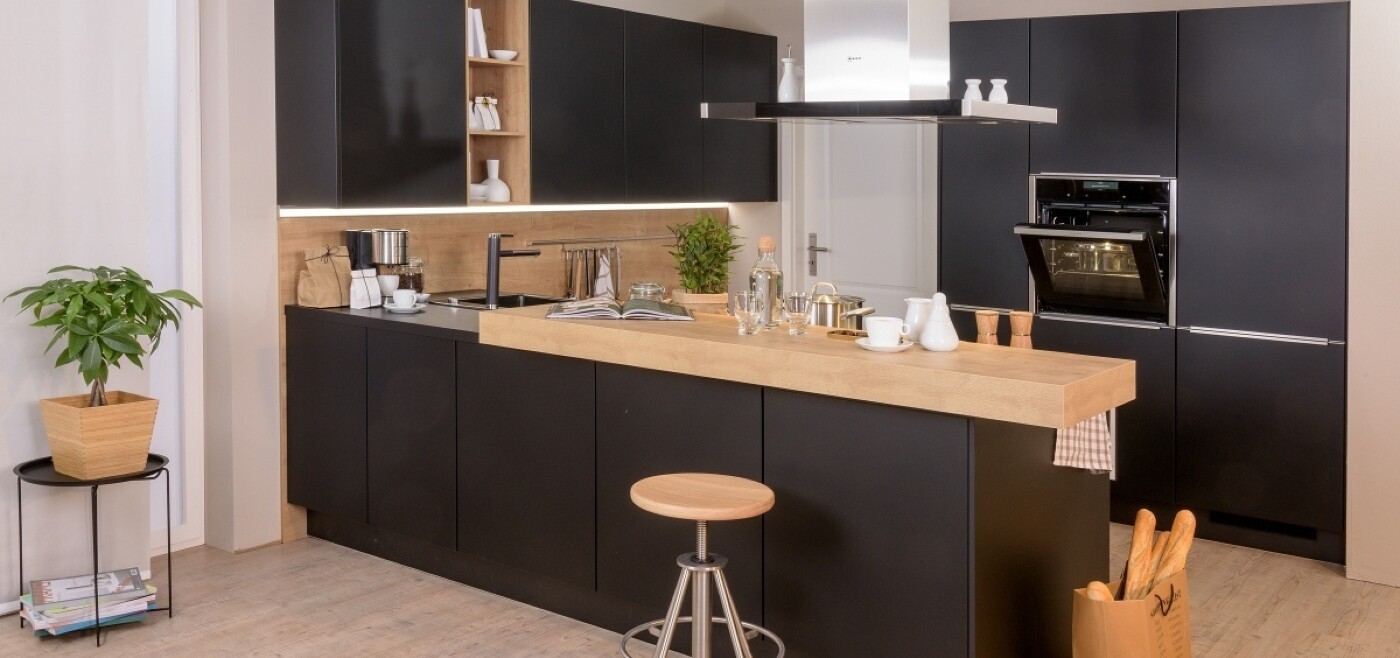 Offene Küche und trotzdem abgetrennt dank schickem Tresen Offene Küche und trotzdem abgetrennt dank schickem Tresen