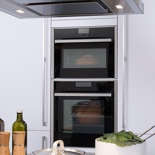 Die Alternative zum Range Cooker: Backofen und Mikrowelle übereinander Die Alternative zum Range Cooker: Backofen und Mikrowelle übereinander