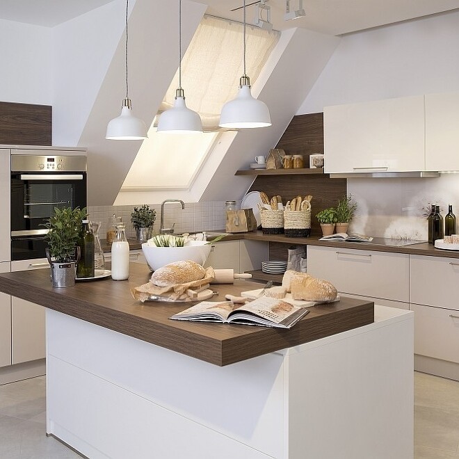 Lösung unter der Dachschräge: L-Küche plus Arbeitsinsel Lösung unter der Dachschräge: L-Küche plus Arbeitsinsel