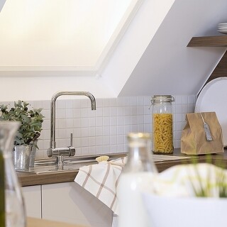 Normalerweise heißt es bei der Küchenplanung: Spüle nicht am Fenster. In diesem Beispiel passt sie jedoch perfekt. Normalerweise heißt es bei der Küchenplanung: Spüle nicht am Fenster. In diesem Beispiel passt sie jedoch perfekt.