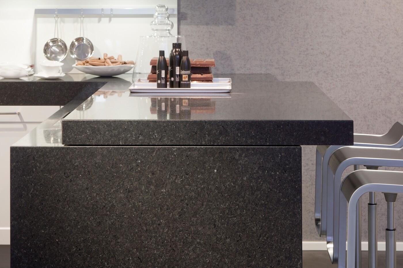 Obacht: Naturstein verträgt keine kalklösenden Reinigungsmittel wie bspw. Essig! Obacht: Naturstein verträgt keine kalklösenden Reinigungsmittel wie bspw. Essig!