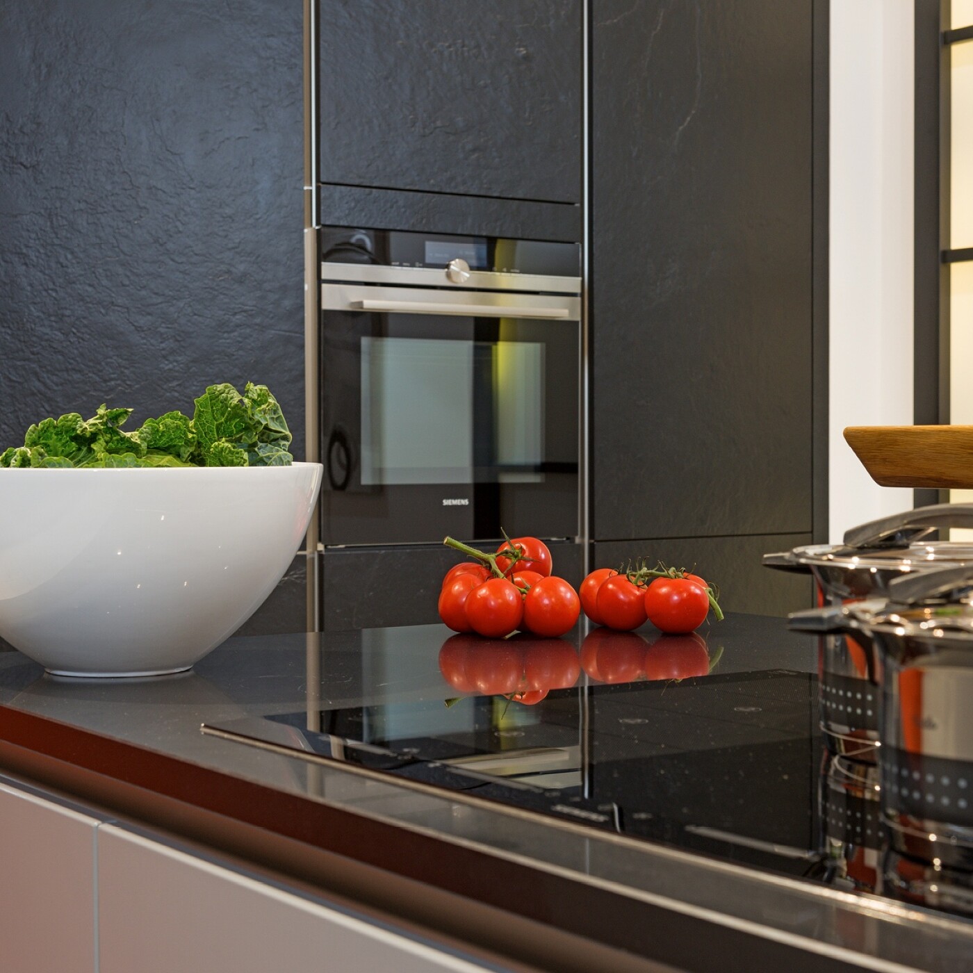 Hochschrank mit Fronten in Schieferoptik Hochschrank mit Fronten in Schieferoptik